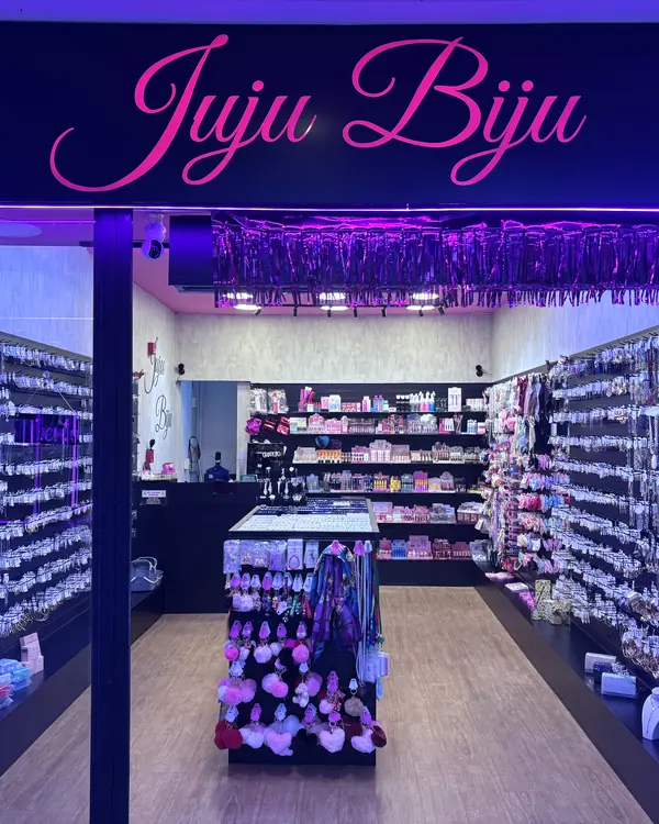 Fachada da loja com o letreiro Juju Biju em rosa