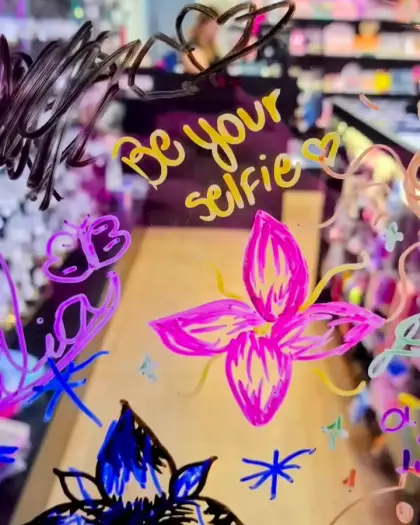 Desenhos de flores com a frase Be your selfie